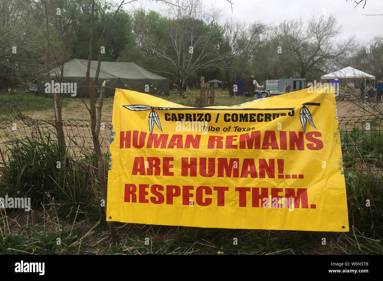 Die Eli Jackson Friedhof in Pharr, Texas, am 17. Februar 2019. Die carrizo Comecrudo Stamm von Texas hat ein protestcamp auf dem Friedhof, fürchtet die US-Regierung wird die South Texas Grenze Wand neben ihm und dem nahe gelegenen Jackson Ranch Kapelle und Friedhof errichten. Die 150 Fuß klar Durchsetzung zone droht zu disinter Gräber ihrer Stammes- Vorsitzenden Joseph Mancias sagt. Foto von Patrick Timmons/UPI Stockfoto