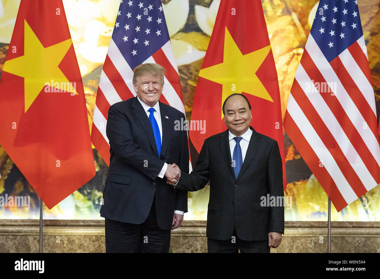 Us-Präsident Donald Trump (L) schüttelt Hände mit vietnamesischen Premierminister Nguyen Xuan Phuc (R) während ihrer Sitzung am 27. Februar 2019, vor den USA-Nordkorea-Gipfel in Hanoi, Vietnam. Der Präsident ist in der vietnamesischen Hauptstadt für seine zweite Gipfel mit dem nordkoreanischen Führer Kim Jong Un, wo Sie die Entnuklearisierung der Koreanischen Halbinsel zu erörtern werden. Foto über das Weiße Haus/UPI Stockfoto