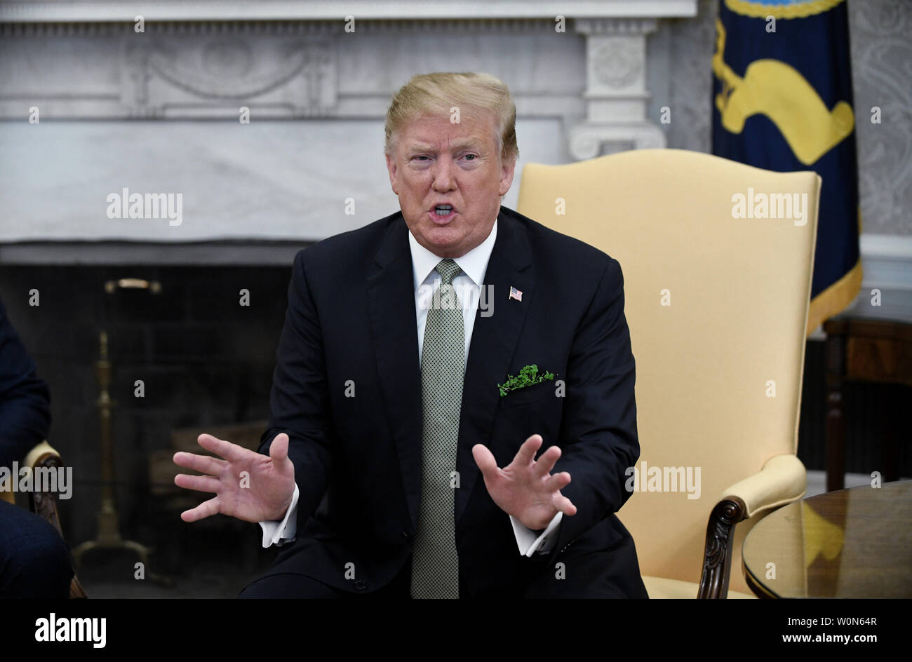 Präsident Donald Trump spricht als Leo Varadkar, Premierminister Irlands, bei einem Treffen im Oval Office des Weißen Hauses in Washington, D.C. am Donnerstag hört, 14. März 2019. Foto von Olivier Douliery/UPI Stockfoto