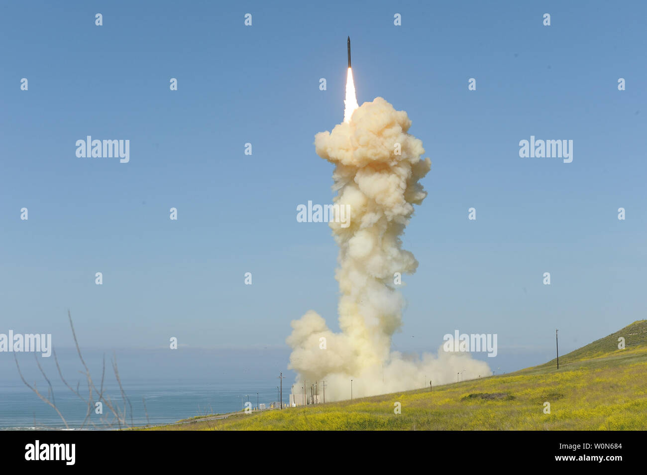 Die 'lead' Ground-based Interceptor aus der Vandenberg Air Force Base, Kalifornien, am 25. März 2019 gestartet wurde, wird in der ersten Salve engagement Test einer Bedrohung - Vertreter ICBM Ziel. Die beiden bodengestützte Abfangraketen (GBI) erfolgreich ein Ziel aus der Ronald Reagan Ballistic Missile Defence Test Site auf Kwajalein Atoll gestartet abgefangen. Foto von Missile Defense Agency/UPI Stockfoto