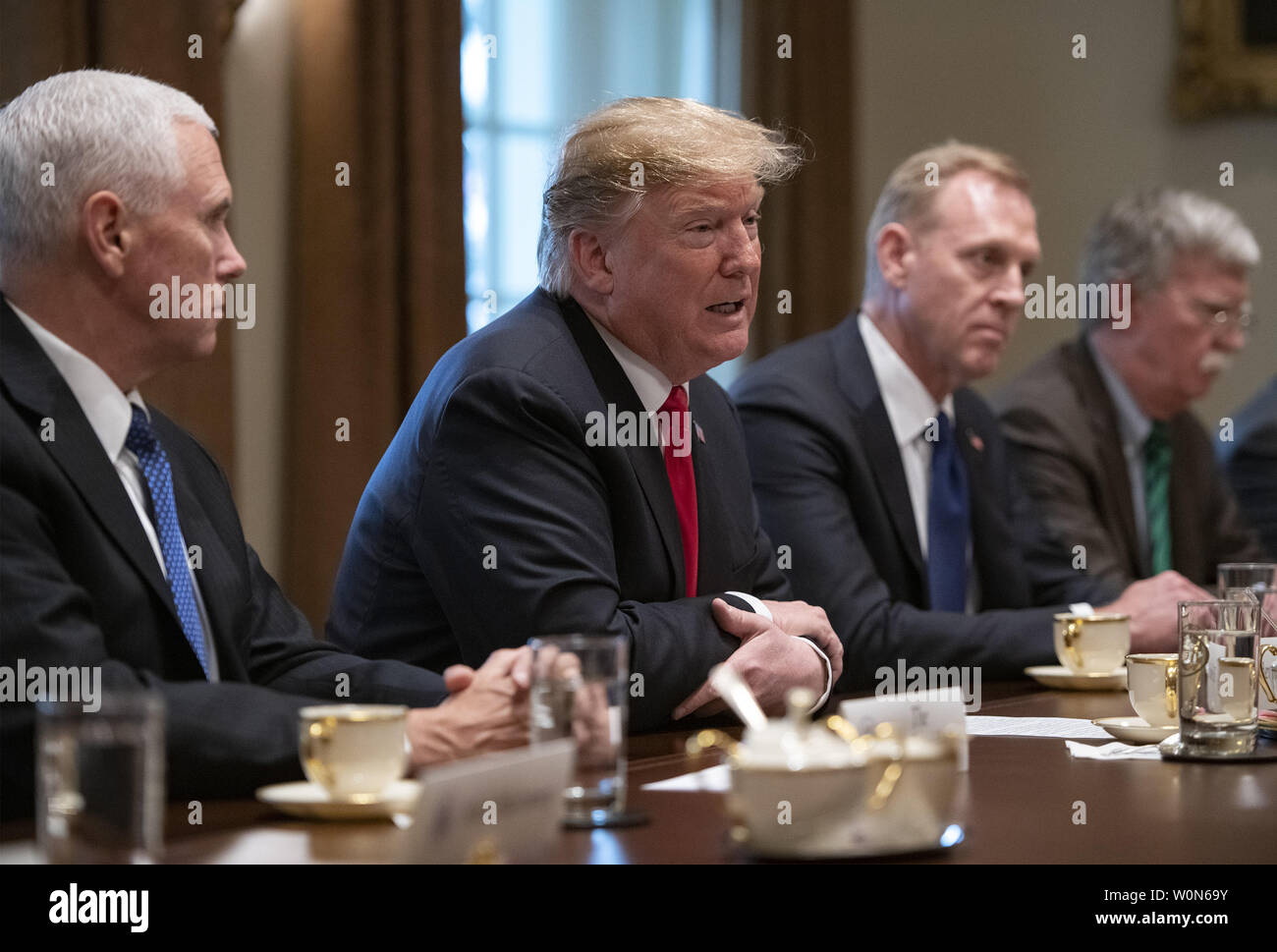 Präsidenten der Vereinigten Staaten Donald J. Trumpf macht Anmerkungen während einer erweiterten bilaterale Treffen mit Ministerpräsident Jens Stoltenberg, Generalsekretär der Organisation des Nordatlantikvertrags (NATO) im Schaltschrank des Weißen Hauses in Washington, DC am 2. April 2019. Im Bild von links nach rechts: US Vice President Mike Pence, den Präsidenten der US-Verteidigungsminister Patrick M. Shanahan und National Security Advisor John R. Bolton links. Foto von Ron Sachs/UPI Stockfoto