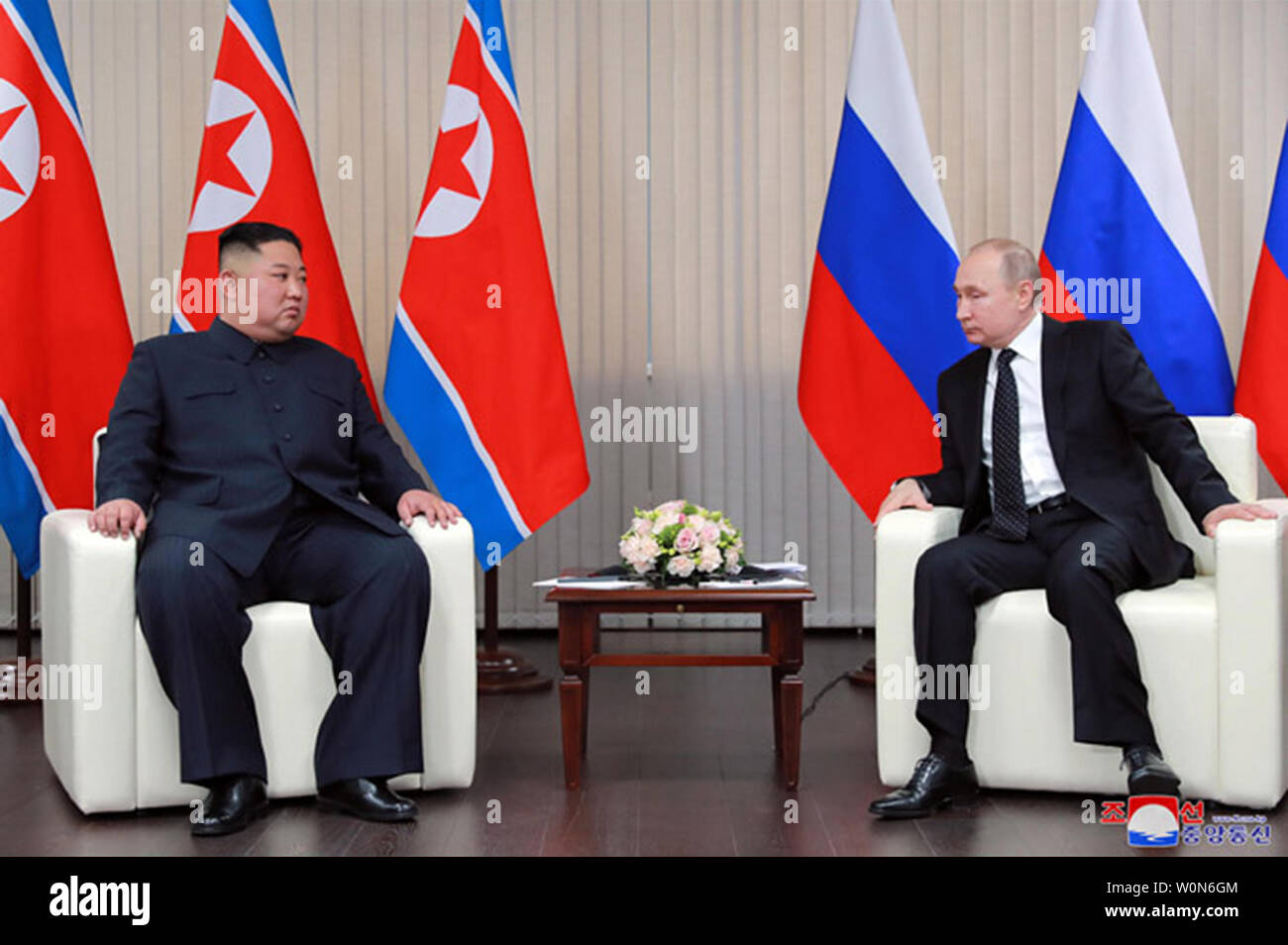 Dieses Bild ist am 26. April, 2019 veröffentlicht, die von der nordkoreanischen Offizielle News Service (KCNA), zeigt die nordkoreanischen Führer Kim Jong Un während einer dreitägigen Gipfels mit dem russischen Präsidenten Wladimir Putin. Die Sitzung, die erste für das Paar, hob die DVRK-russischen Beziehungen, mit Kim, die Russland Wohlstand unter der Führung von Putin. Foto von Kcna/UPI Stockfoto