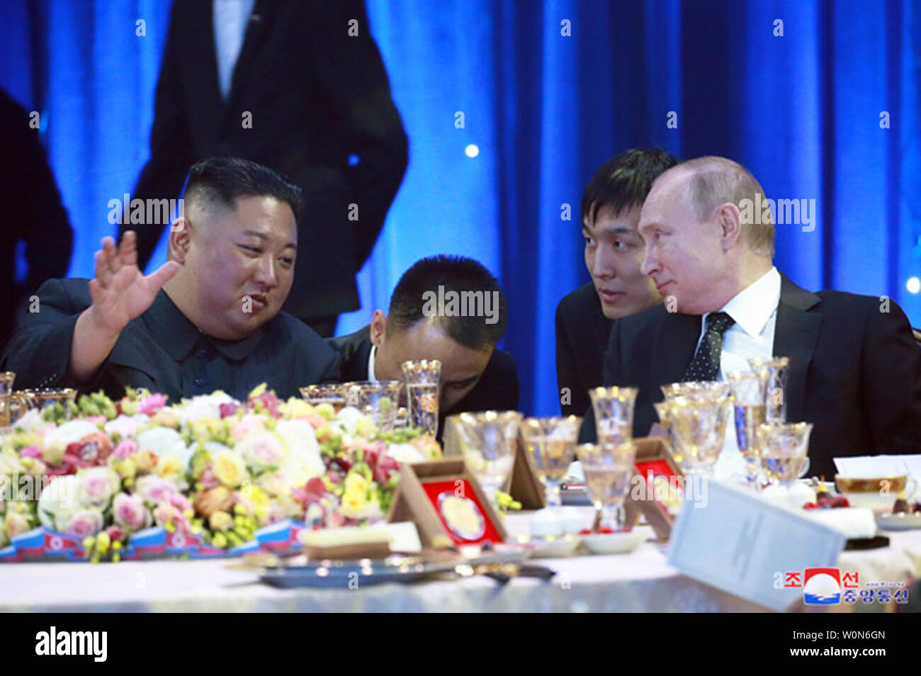 Dieses Bild ist am 26. April, 2019 veröffentlicht, die von der nordkoreanischen Offizielle News Service (KCNA), zeigt die nordkoreanischen Führer Kim Jong Un während einer dreitägigen Gipfels mit dem russischen Präsidenten Wladimir Putin. Die Sitzung, die erste für das Paar, hob die DVRK-russischen Beziehungen, mit Kim, die Russland Wohlstand unter der Führung von Putin. Foto von Kcna/UPI Stockfoto