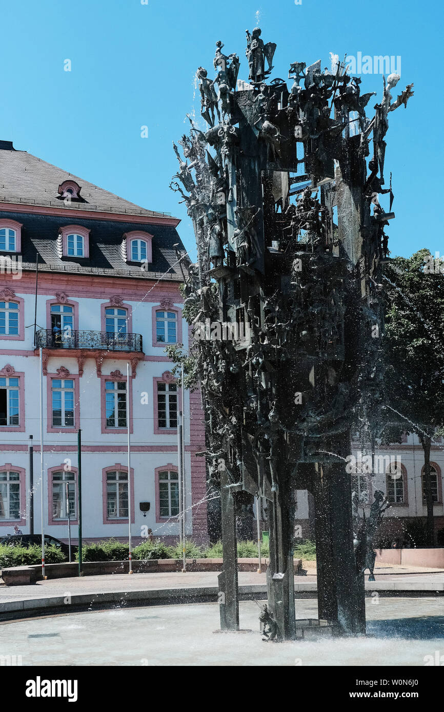 Mainz, Deutschland - Juni 27,2019: Der berühmte Fastnachtsbrunnen am Schillerplatz in Mainz, Deutschland Stockfoto