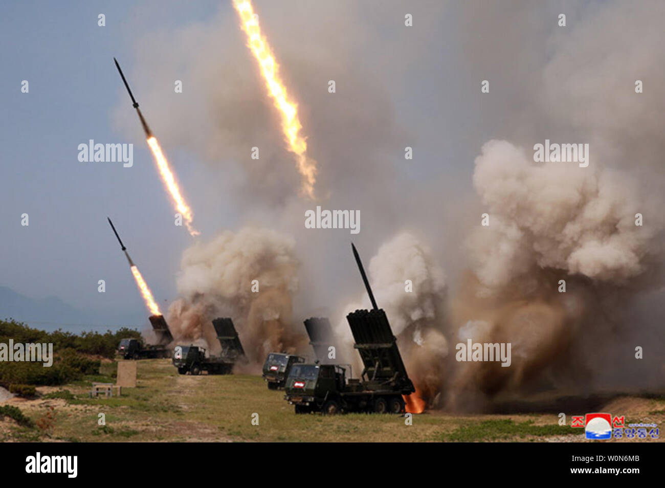 Dieses Bild am Mai 5, 2019 veröffentlicht, die von der nordkoreanischen Offizielle News Service (KCNA), zeigt Raketen in einem Trike bohren gestartet wird' betreut von nordkoreanischen Führer Kim Jong Un nordkoreanischen Führer Kim Jong Un an einem geheimen Ort in der Nähe von der Ostsee. Laut KCNA, der Zweck der Übung war die Präzision der Großen zu prüfen - Kaliber long range mehrere Raketenwerfer und taktische Lenkwaffen. Foto von Kcna/UPI Stockfoto