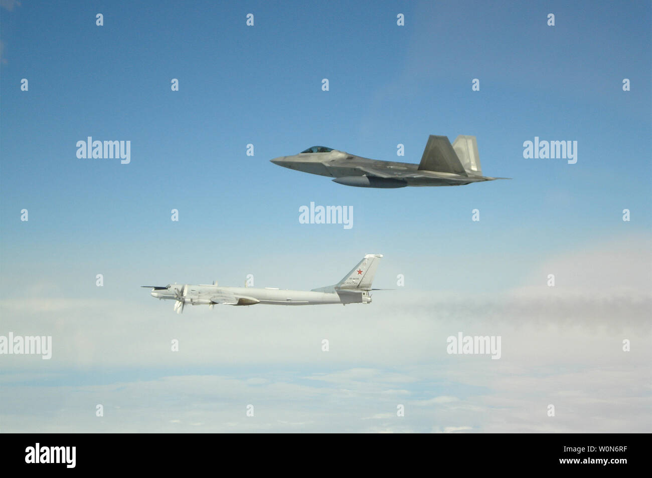 In diesem Foto von NORAD Eine amerikanische F-22 fliegt entlang der Seite eine russische Tupolew Tu-95-Bomber in die Alaska Air Defense Identification Zone (ADIZ) am 20. Mai 2019. Zwei Paare des F-22 s, zusammen mit einem E-3 luftgestützten Frühwarn- und Kontrollsystem, von North American Aerospace Defense Command (NORAD) identifiziert und insgesamt vier Tupolew Tu-95-Bomber und zwei Su-35 Kämpfer der ADIZ abgefangen. UPI Stockfoto