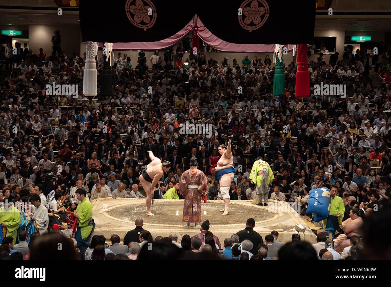 Präsident Donald J. Trumpf, verbunden durch japanische Ministerpräsident Shinzo Abe, besucht die Sumo Grand Championship und beteiligt sich am 27. Mai 2019, in der Darstellung der Trophäen in der kulturellen Veranstaltung in der Ryogoku Kokugikan Stadion in Tokio. Weiße Haus Foto von Shealah Craighead/UPI Stockfoto