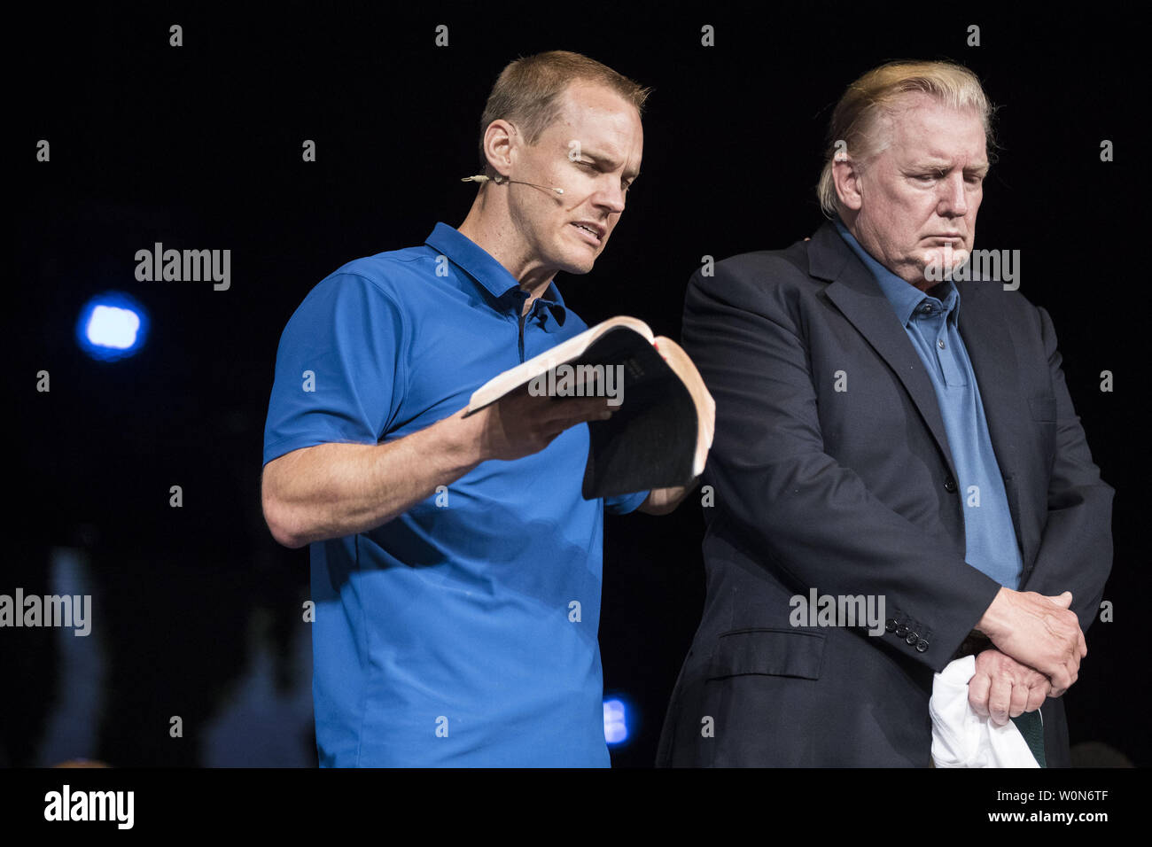 Präsident Donald Trump macht einen überraschenden Besuch zur McLean Bible Church in Vienna, Virginia, wo Pastor David Platt (L) für ihn am 2. Juni 2019 betete. Foto von Sarah Silbiger/UPI Stockfoto