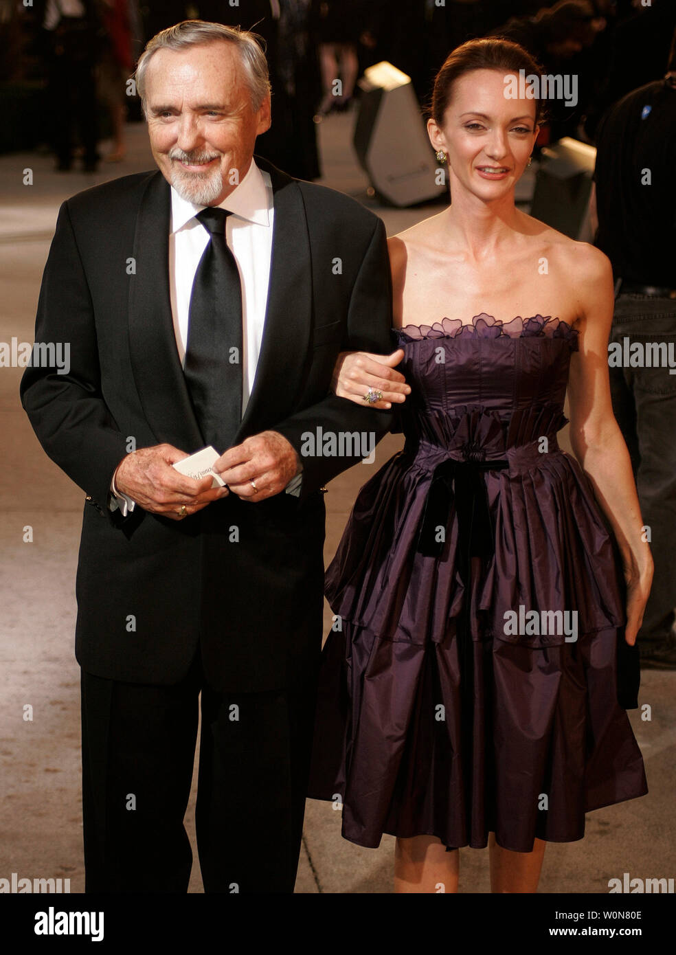 Dennis Hopper (L) und Victoria Duffy kommen an der Vanity Fair post-79th Academy Awards Party im Morton's in West Hollywood am 25. Februar 2007. (UPI Foto/Gary C. Caskey) Stockfoto
