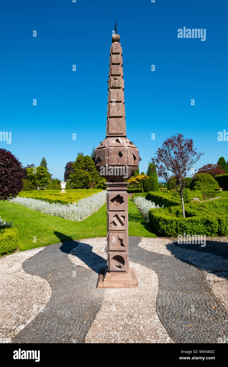 Anzeigen von Schottlands älteste Obelisk Sonnenuhr aus dem Jahr 1630, an Drummond Castle Gardens an Drummond Castle in Perthshire, Schottland, Großbritannien Stockfoto