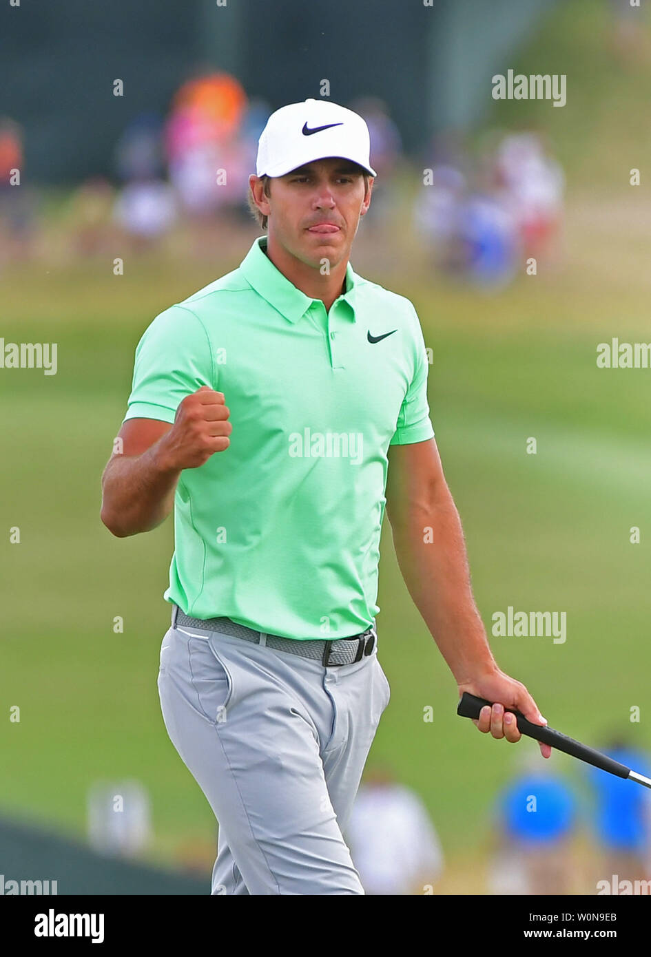 Bäche Koepka birdies Nr. 8 während der Endrunde der 117 U.S. Open Golfturnier am Erin Hills Golf Course am 18. Juni 2017, in Erin, Wisconsin. Foto von Kevin Dietsch/UPI Stockfoto