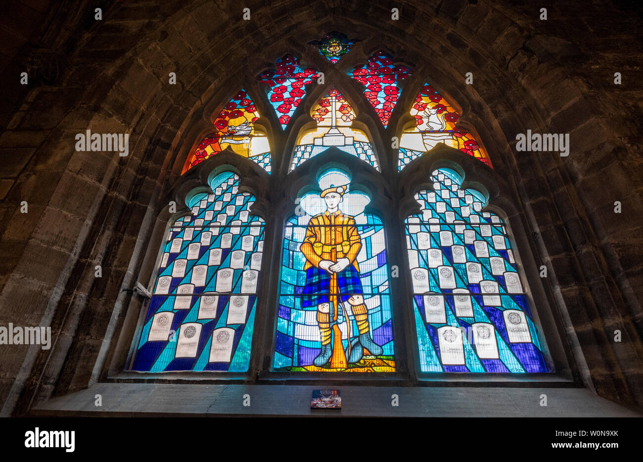 Moderne Glasmalerei Guildry Fenster zu gedenken Argyll und Sutherland Highlanders im Großen Krieg 1914-1917 an der Heiligen Kirche unhöflich, Stirling getötet Stockfoto