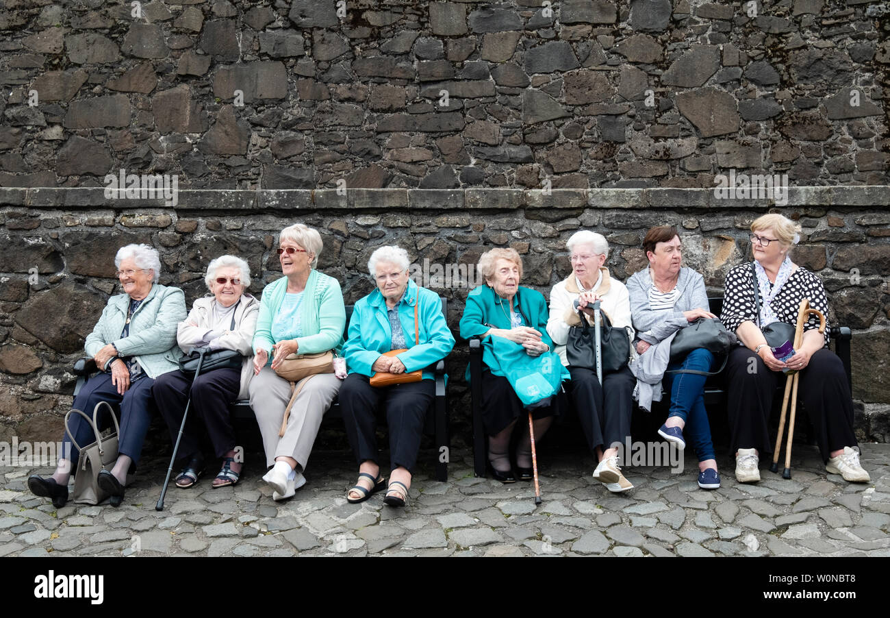 Gruppe von älteren Frauen sitzt auf der Bank an der Stirling Castle in Schottland, Großbritannien Stockfoto