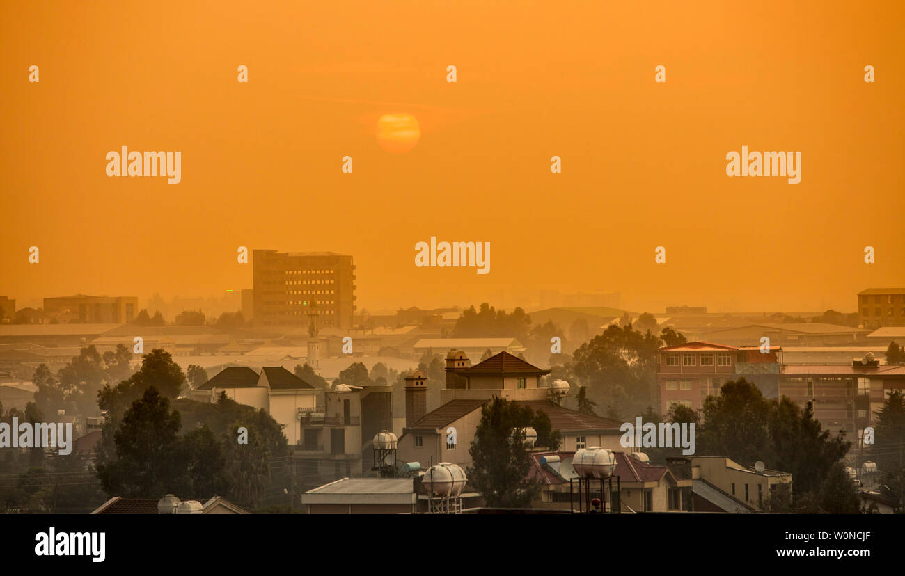 Sonnenaufgang über der Afrikanischen Stadt Addis Abeba, Äthiopien. Stockfoto