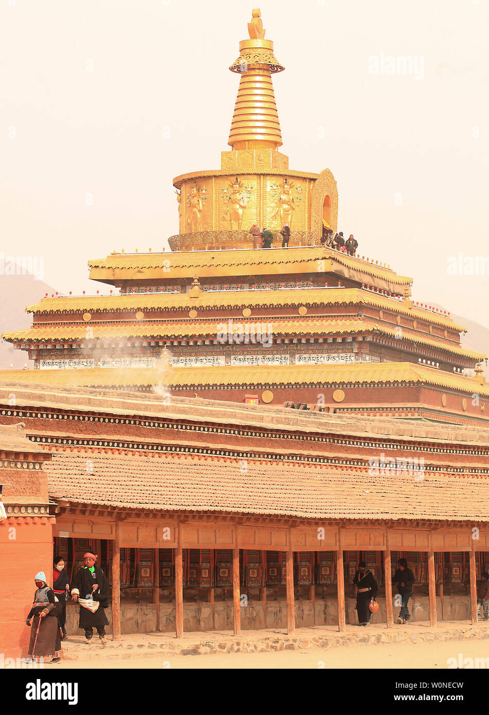 Tibetische Nomaden und Pilger Gebetsmühlen drehen und Beten am Labrang Kloster, das größte tibetische Kloster außerhalb von Lhasa, vor der tibetischen Monlam Festival in Xiahe, Gansu Provinz auf dem tibetischen Plateau, 2. Februar 2012. Zehntausende Tibeter feiern die tibetischen Neujahr durch ihren Weg zu dieser Stadt und ihrer Labrang Kloster, deren Trennung von der Autonomen Region Tibet stellt eine Maßnahme für den Schutz von Han-chinesischen Versuche, ihre Kultur zu regulieren. UPI/Stephen Rasierer Stockfoto