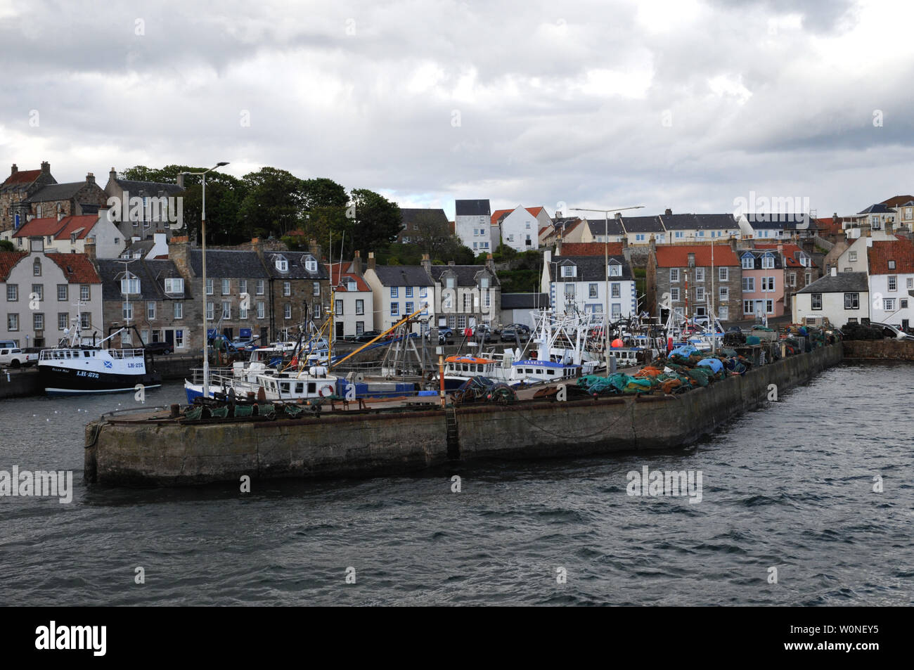 Fischerboote im Hafen von pittenweem ein Hafen an der Küste von Fife in Schottland. Fisch ist sowohl landete und im Großhandel Fischmarkt Im Hafen verkauft. Stockfoto