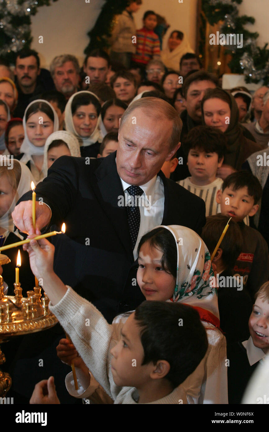 Der russische Präsident Wladimir Putin eine Kerze leuchtet während der Geburt Gebetsvigil in der russisch-orthodoxen Kathedrale in der sibirischen Stadt Jakutsk, 6. Januar 2006. Russland feiert Weihnachten 7. Januar, zwei Wochen später als die westlichen Christentum. (UPI Foto/Anatoli Zhdanov) Stockfoto