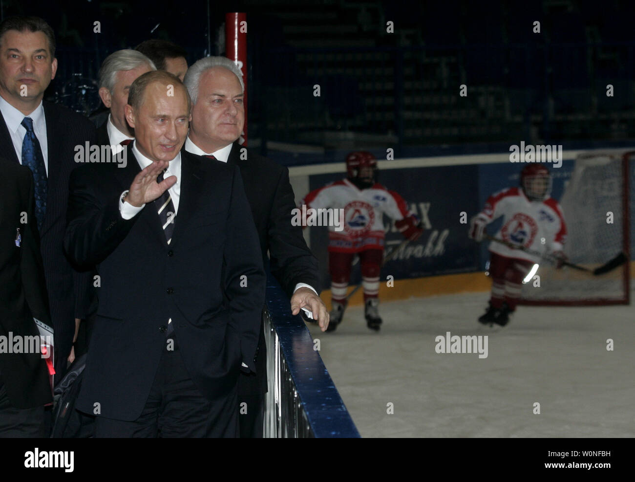 Vladislav Tretyak, Präsident der Russischen Ice Hockey Federation, (L) als der russische Präsident Wladimir Putin begrüßt junge Eishockeyspieler bei den Olympischen Reserve Schule in der Arena-200-Lokomotiv Sports Complex in der Stadt Jaroslawl nordöstlich von Moskau am 13. Oktober 2006. (UPI Foto/Anatoli Zhdanov) Stockfoto