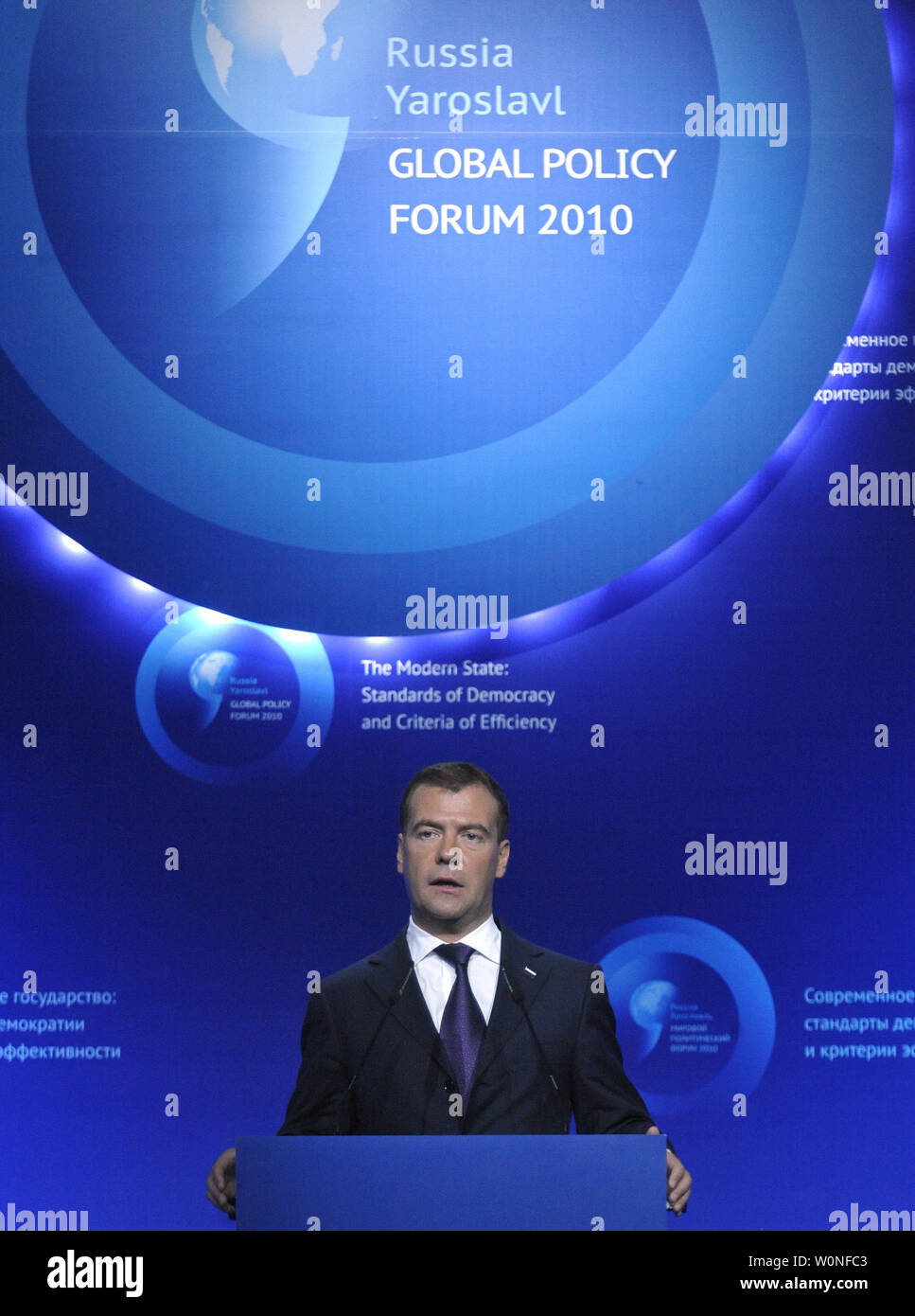 Der russische Präsident Dmitri Medwedew spricht an der Global Policy Forum in Jaroslawl am 10. September 2010. Medwedew sagte am Freitag "ich kategorisch nicht mit denen, die behaupten, dass es keine Demokratie in Russland, dass es durch die autoritäre Tradition ausgeschlossen ist damit einverstanden." UPI/Alex Volgin Stockfoto