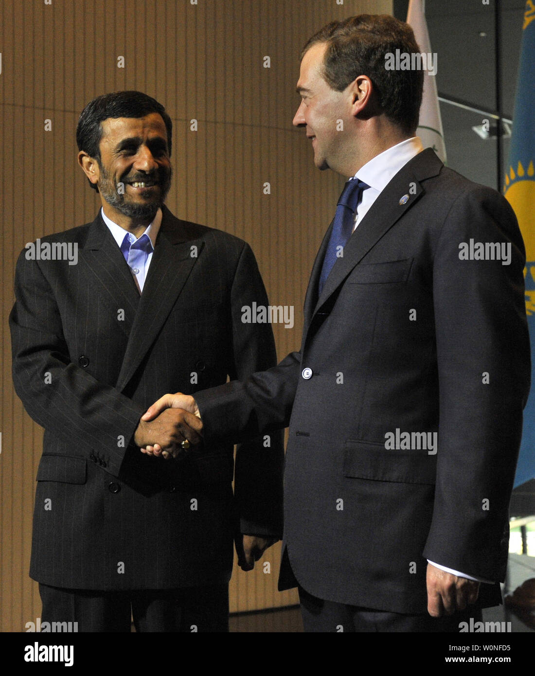 Der russische Präsident Dmitri Medwedew (R) schüttelt Hände, die mit dem iranischen Präsidenten Mahmud Ahmadinedschad während eines Gipfels der Shanghaier Organisation für Zusammenarbeit (SCO) im Ural Stadt Jekaterinburg am 16. Juni 2009. Zusammen mit den Führern von Afghanistan, Pakistan und Indien Ahmadinedschad trat der SCO-Gipfel der Gruppen, Russland, China, Kasachstan, Usbekistan, Tadschikistan und Kirgisistan. (UPI Foto/Alex Volgin) Stockfoto