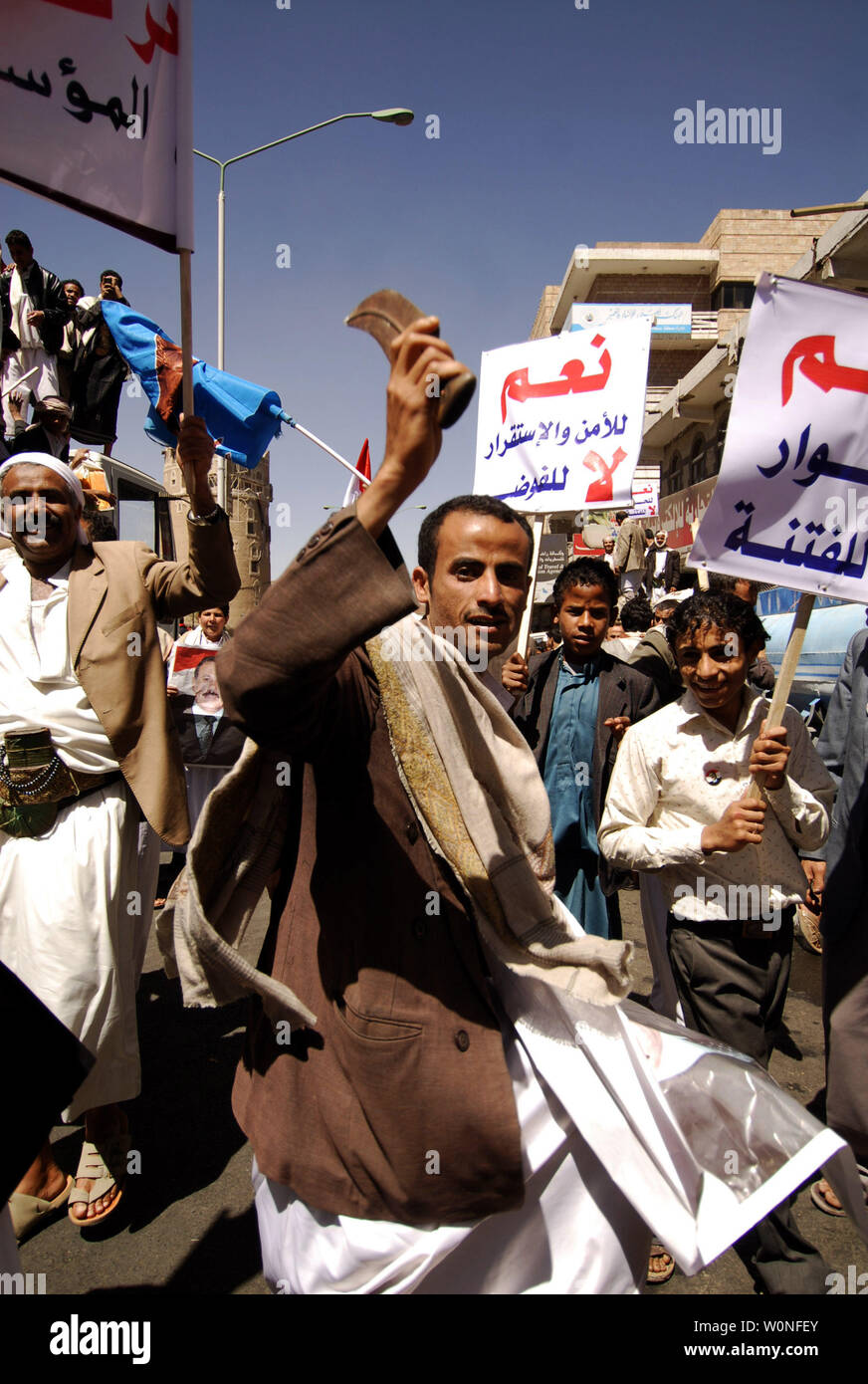Jemenitische Protesters shout Slogans in die Unterstützung von Präsident Ali Abdullah Saleh in der Hauptstadt Sanaa am 25. Februar 2011. Der Präsident hat den Druck zum Rücktritt Widerstand, aber versprochen hat, nicht Wiederwahl zu suchen, wenn seine Amtszeit endet im 2013 und hat die politischen Reformen versprochen. UPI Stockfoto