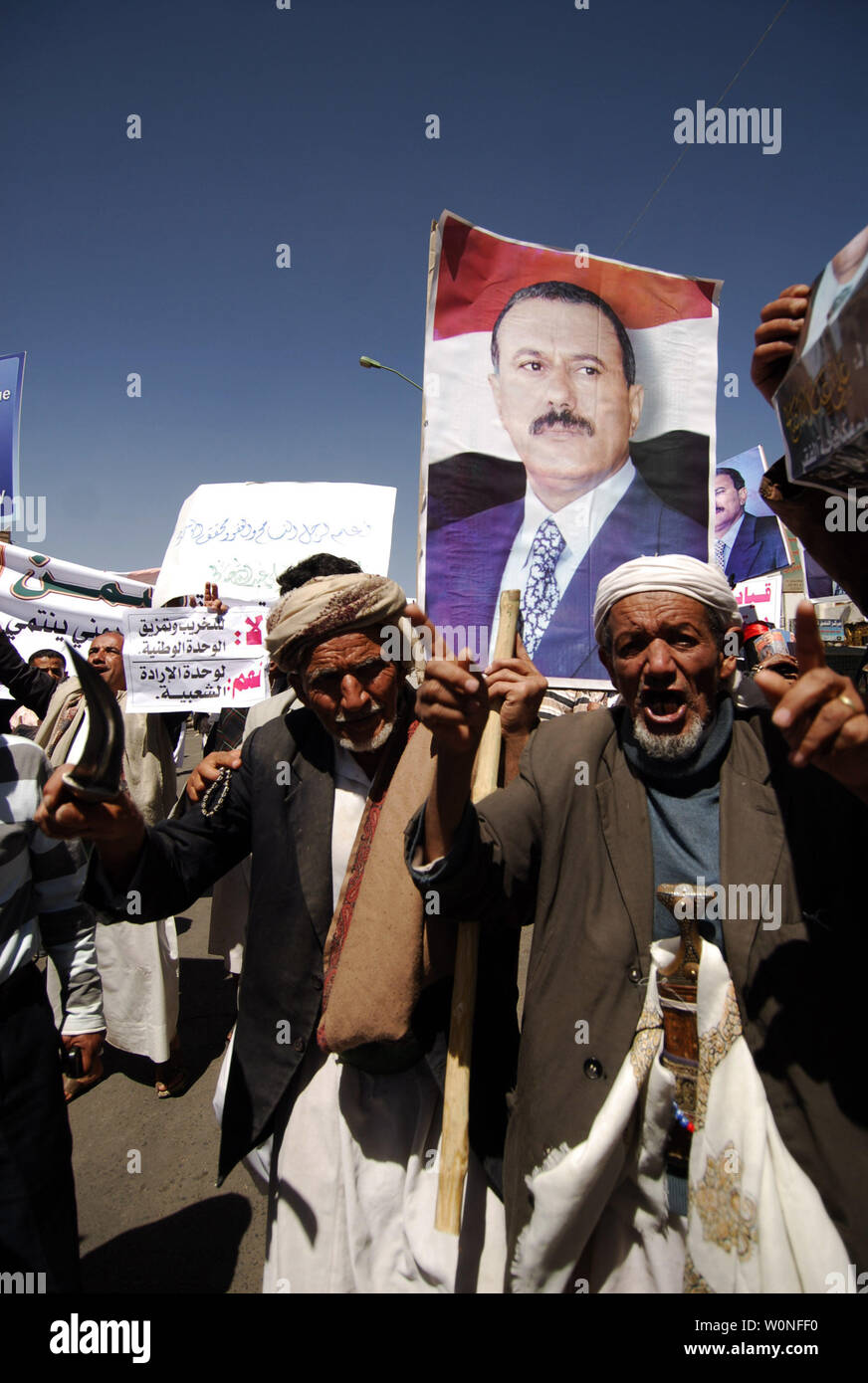 Jemenitische Protesters shout Slogans in die Unterstützung von Präsident Ali Abdullah Saleh in der Hauptstadt Sanaa am 25. Februar 2011. Der Präsident hat den Druck zum Rücktritt Widerstand, aber versprochen hat, nicht Wiederwahl zu suchen, wenn seine Amtszeit endet im 2013 und hat die politischen Reformen versprochen. UPI Stockfoto