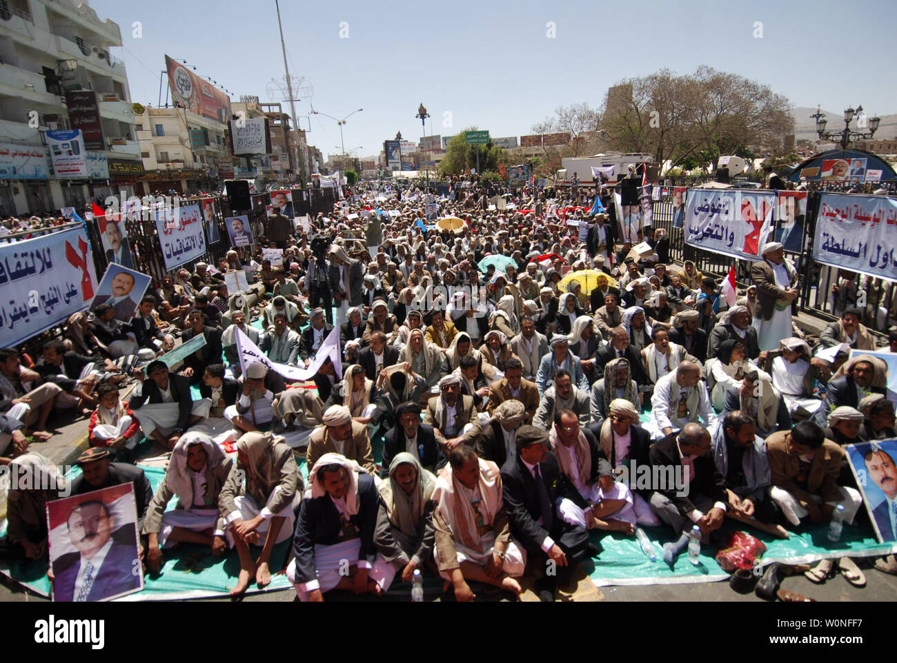 Jemenitische Protesters shout Slogans in die Unterstützung von Präsident Ali Abdullah Saleh in der Hauptstadt Sanaa am 25. Februar 2011. Der Präsident hat den Druck zum Rücktritt Widerstand, aber versprochen hat, nicht Wiederwahl zu suchen, wenn seine Amtszeit endet im 2013 und hat die politischen Reformen versprochen. UPI Stockfoto