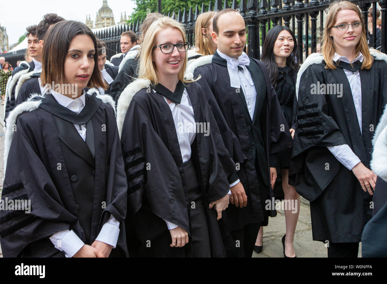 Cambridge University Studenten Von St John S College Am Ersten Tag Der Diesjahrigen Abschlussfeier Am Senat Haus