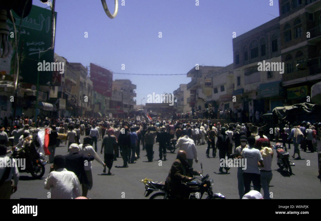 Die Menschen in der jemenitischen Provinz Taiz demonstrieren nach jemenitischen Sicherheitskräfte erschossen und getötet 15 Anti-Regimes Demonstranten und verletzte Kerben mehr am zweiten Tag der tödlichen Auseinandersetzungen in Taez, am 4. April 2011. Das Blutvergießen kam als Demonstranten einen Marsch auf dem Verwaltungssitz in der Stadt etwa 200 Kilometer (125 Meilen) von der Hauptstadt der Absetzung des Jemen in die Kritik geratene Präsident Ali Abdullah Saleh zu verlangen. UPI Stockfoto