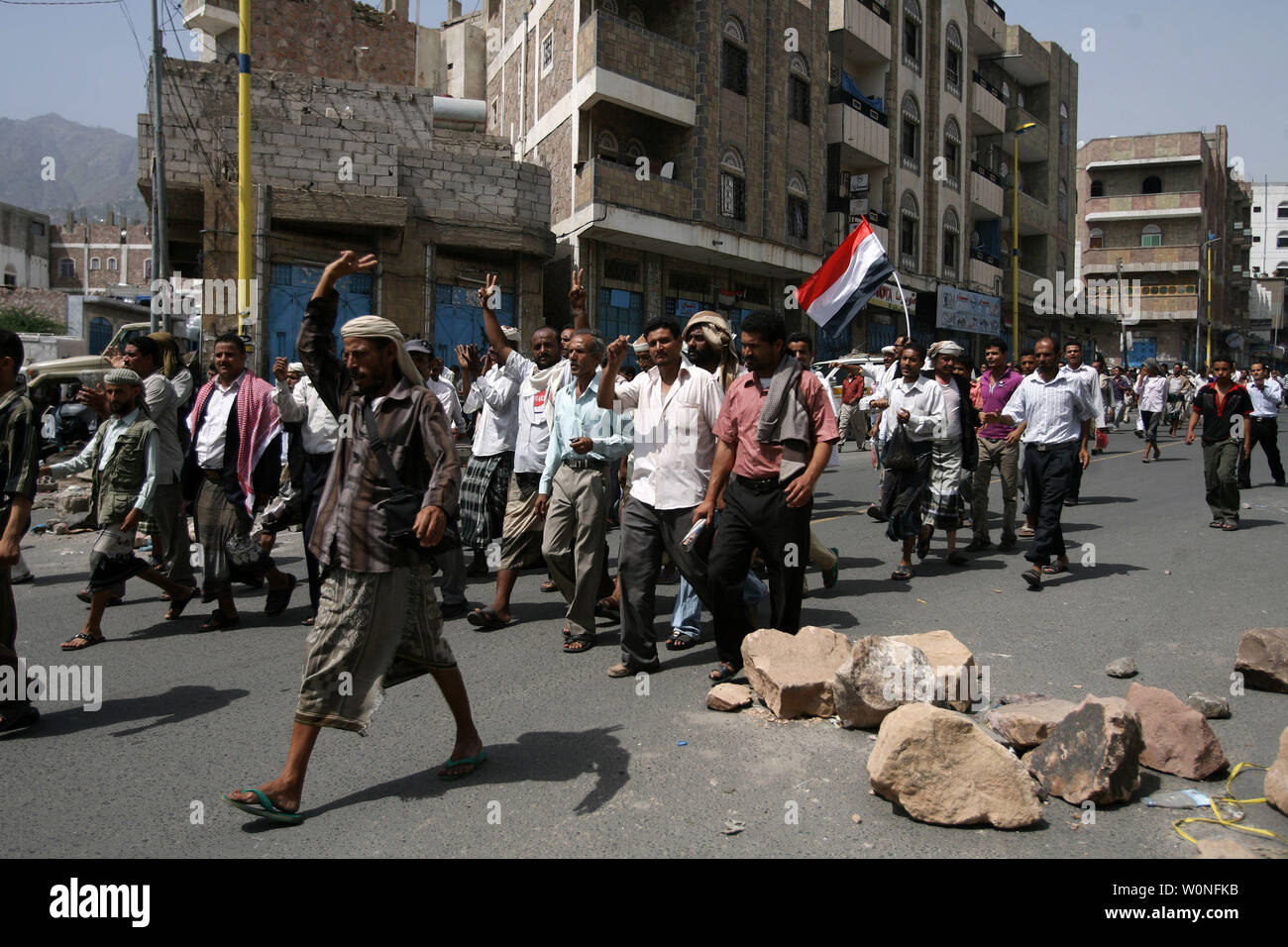 Stammesangehörige Feiern im Jemen Der zweitgrößte Stadt Taez (taiz), einen Flammpunkt von Anti-Regime Demonstrationen südlich der Hauptstadt Sanaa, am 5. Juni 2011, als Hunderte von Menschen auf die Straße gingen, den Weggang von langfristigen Präsident Ali Abdullah Saleh, im Hochofen 3. Juni Verwundeten zu feiern, und die Links für die Behandlung in Saudi-Arabien. UPIMohammad Abdullah Stockfoto