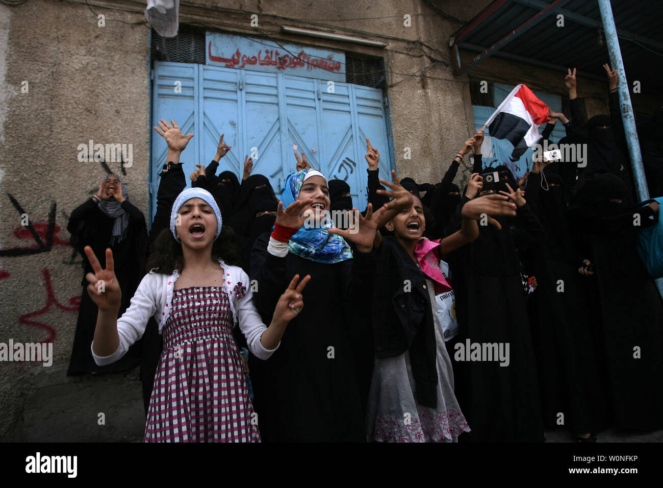 Stammesangehörige Feiern im Jemen Der zweitgrößte Stadt Taez (taiz), einen Flammpunkt von Anti-Regime Demonstrationen südlich der Hauptstadt Sanaa, am 5. Juni 2011, als Hunderte von Menschen auf die Straße gingen, den Weggang von langfristigen Präsident Ali Abdullah Saleh, im Hochofen 3. Juni Verwundeten zu feiern, und die Links für die Behandlung in Saudi-Arabien. UPIMohammad Abdullah Stockfoto