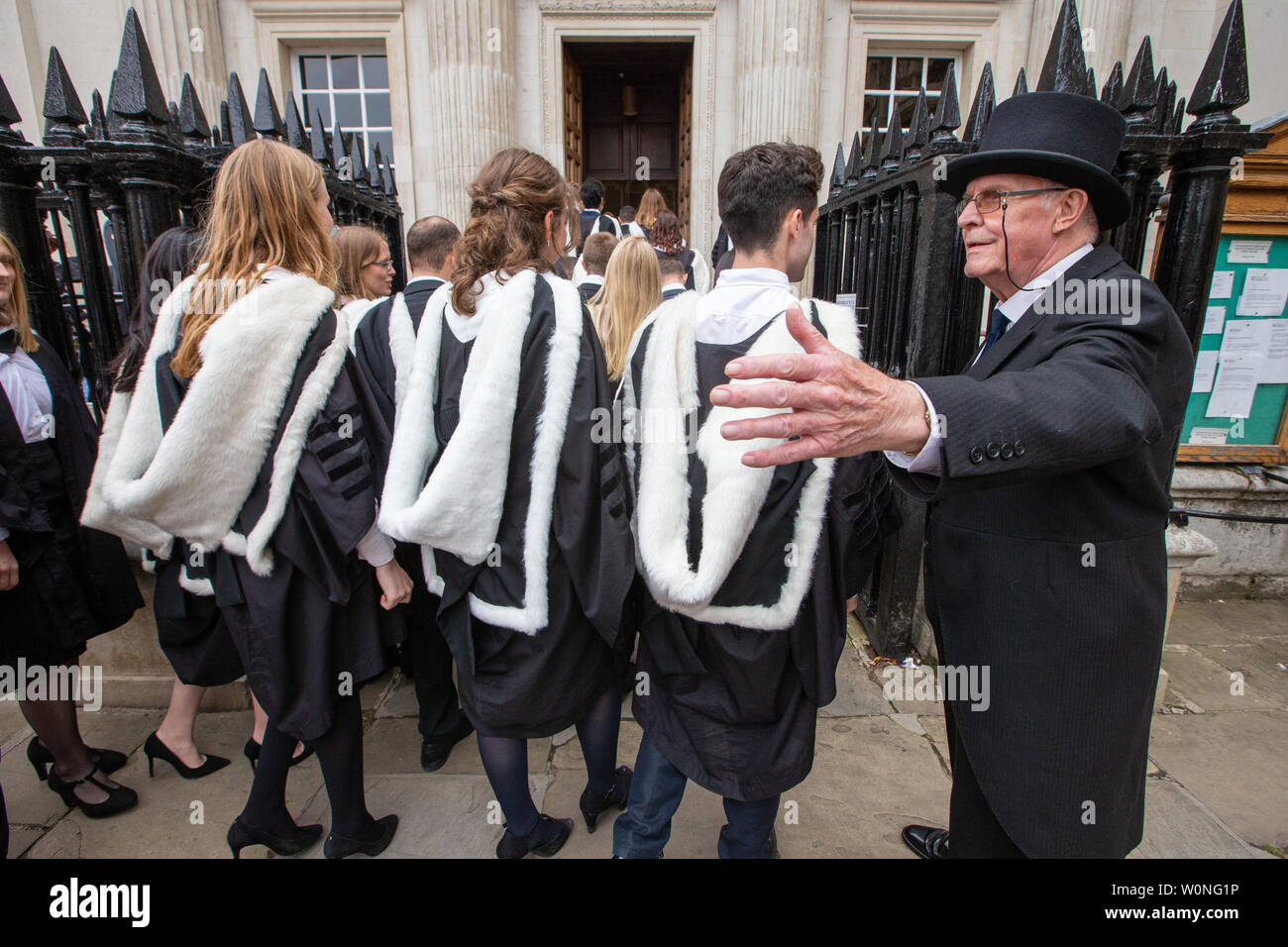 Cambridge University Studenten Von St John S College Am Ersten Tag Der Diesjahrigen Abschlussfeier Am Senat Haus