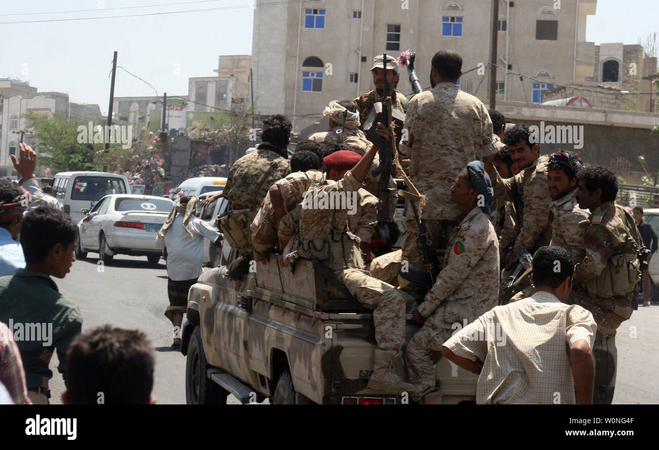 Militante loyal zu Jemens Präsident Abed Rabbo Mansour Hadi nehmen ihre Positionen in Taiz, Jemen, März, 30, 2015. Mindestens 45 Menschen in Nordjemen getötet wurden nach einem Luftangriff ein Lager für Binnenvertriebene betroffen, während ein Saudi-geführten Koalition fortgesetzt Houthi Ziele um das Land für den fünften Tag zu schlagen, die Hilfsorganisation Ärzte ohne Grenzen (MSF), sagte. Foto von anees Mahyoub/UPI Stockfoto