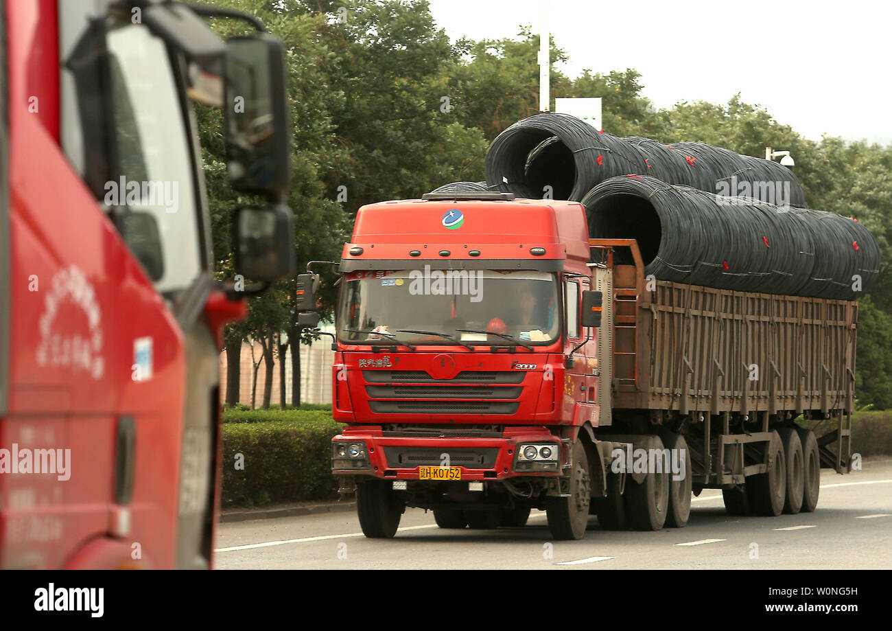 Chinesischen lkw-fahrer Transport in einem Hafen in Yingkou, eine wichtige Hafenstadt in der Provinz Liaoning, am 18. Juli 2018. Des chinesischen Handelsministeriums verfolgt einen Rechtsbehelf bei der Welthandelsorganisation (WTO) gegen die USA über neue Tarife auf $ 200 Mrd. der chinesischen Ausfuhren. Foto von Stephen Rasierer/UPI Stockfoto