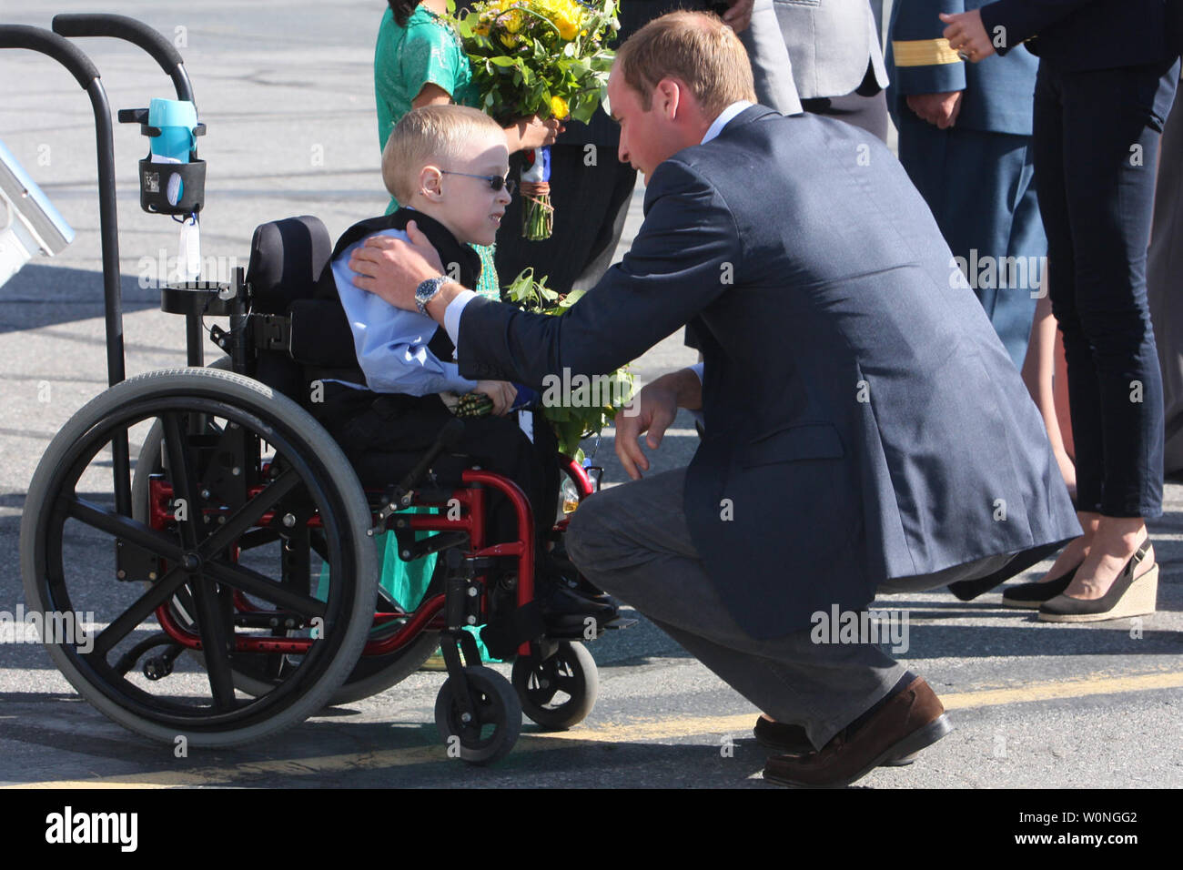 Prinz William grüßt ein Junge in einem Rollstuhl, wie er und seine Frau Kate, der Herzog und die Herzogin von Cambridge, Yellowknife, North West Territories, 6. Juli 2011 ab. UPI/hr/Höflichkeit Canadian Heritage Stockfoto