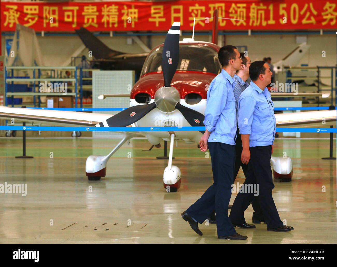 Chinesische konstruiert und gebaut von Leichtflugzeugen werden angezeigt und in einem Hangar modelliert, in der Zentrale der China Aviation Industry Reiseflugzeuge (CAIGA), einem staatlichen Unternehmen, in Zhuhai, einer größeren Stadt am Pearl River in der südchinesischen Provinz Guangdong liegt am 27. Oktober 2013. Die chinesische Regierung hält 100 Cirrus, einem US-amerikanischen Hersteller von Flugzeugen, die Fertigung ist etwas von CAiGA die Flugzeuge auf US-Boden. Mit Hilfe ausländischer Technologie und Erfahrung, China hofft, seine eigene Flotte sowohl für private als auch kommerzielle Flugzeuge für nationale und internationale zu produzieren Stockfoto