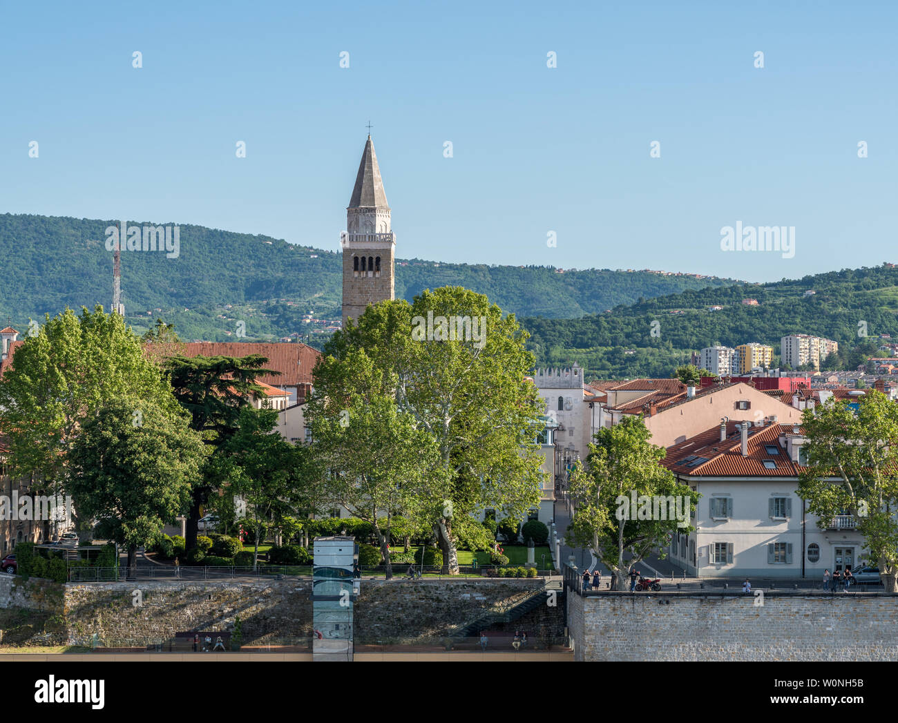 Kirche Turm erhebt sich über die Altstadt von Koper in Slowenien Stockfoto