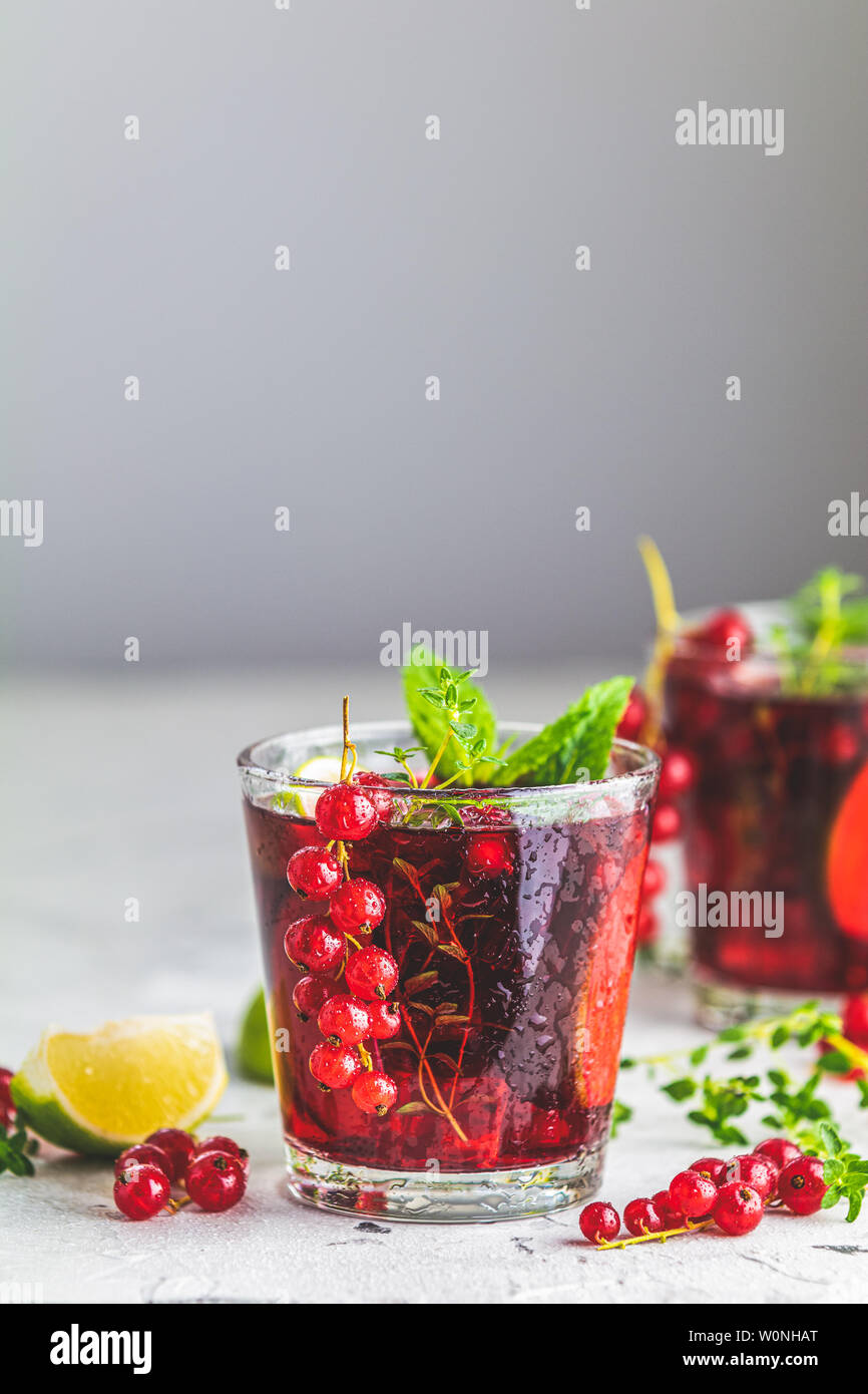 Kalte rote Cocktail mit Johannisbeeren, Limette, Minze, Thymian und Eis ...