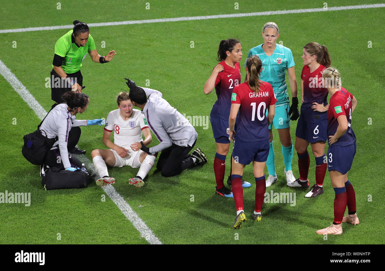 Medizinisches Personal unterstützen Englands Ellen White während der FIFA Frauen-WM-Viertelfinale in Stade Oceane, Le Havre, Frankreich. Stockfoto