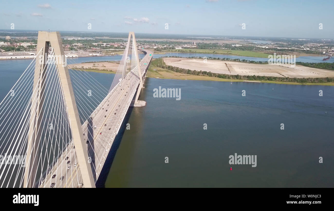 Antenne drone Schuß der Ravenel Bridge zwischen Charleston, South Carolina und Mt Pleasant. Stockfoto