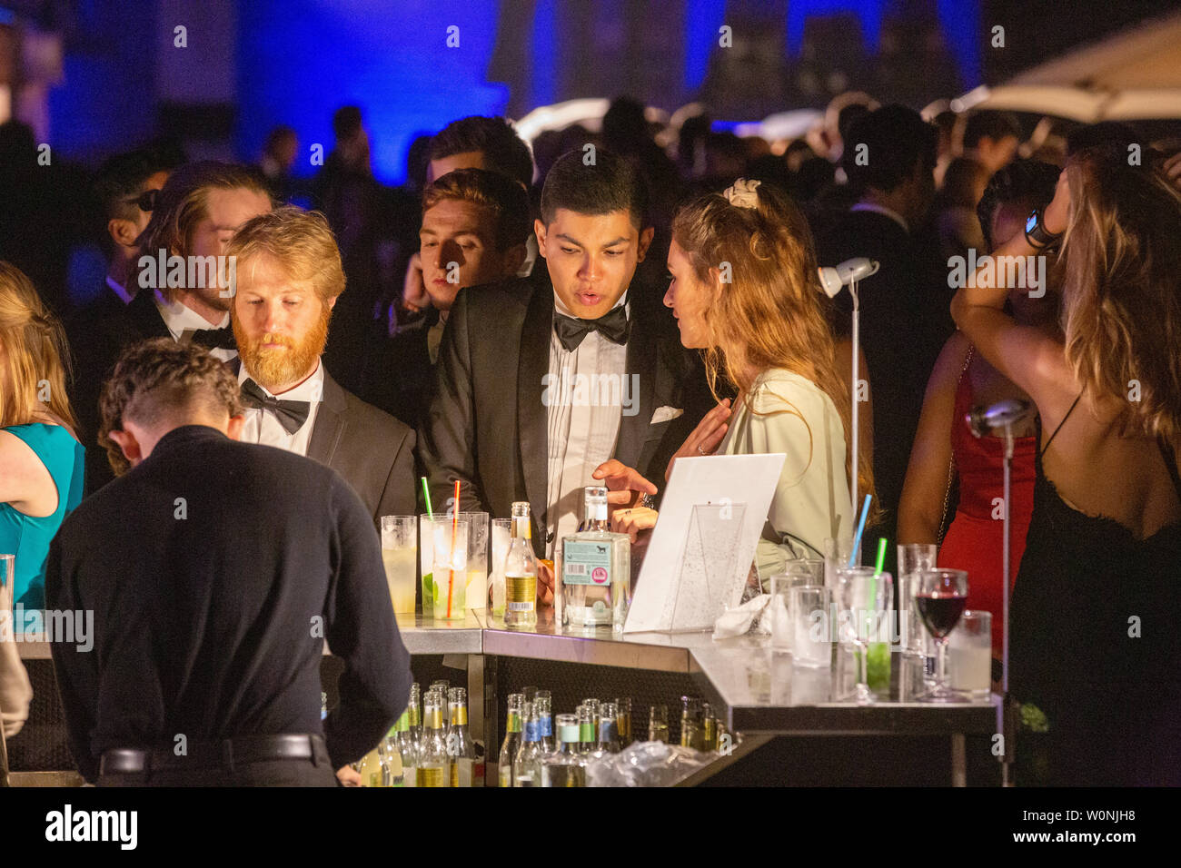 Bild vom Juni 18/19 Th zeigt Schüler, die an der St Johns' Ball in Cambridge. Bilder bieten einen seltenen Blick hinter die Kulissen der aufwendigen St Johns" Ball, jetzt der Höhepunkt der sozialen Kalender an der Universität Cambridge und von Pixie Lott Headliner in diesem Jahr. Studenten trotzten dem Regen in schwarzer Krawatte und elegante Ballkleider für die Veranstaltung, "Siebter besten Party der Welt" wurde vom Time Magazine zu Schritt. Jedes Jahr gibt es eine Jagt, Tickets für das spektakuläre Ende des Jahres Party, die Kosten £ 365 für ein Paar. Das Thema der Veranstaltung ist immer ein streng gehütetes Geheimnis, bis die Stockfoto