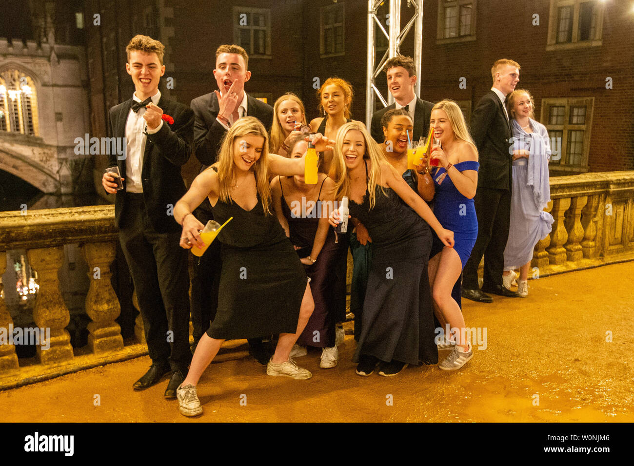 Bild vom Juni 18/19 Th zeigt Schüler, die an der St Johns' Ball in Cambridge. Bilder bieten einen seltenen Blick hinter die Kulissen der aufwendigen St Johns" Ball, jetzt der Höhepunkt der sozialen Kalender an der Universität Cambridge und von Pixie Lott Headliner in diesem Jahr. Studenten trotzten dem Regen in schwarzer Krawatte und elegante Ballkleider für die Veranstaltung, "Siebter besten Party der Welt" wurde vom Time Magazine zu Schritt. Jedes Jahr gibt es eine Jagt, Tickets für das spektakuläre Ende des Jahres Party, die Kosten £ 365 für ein Paar. Das Thema der Veranstaltung ist immer ein streng gehütetes Geheimnis, bis die Stockfoto