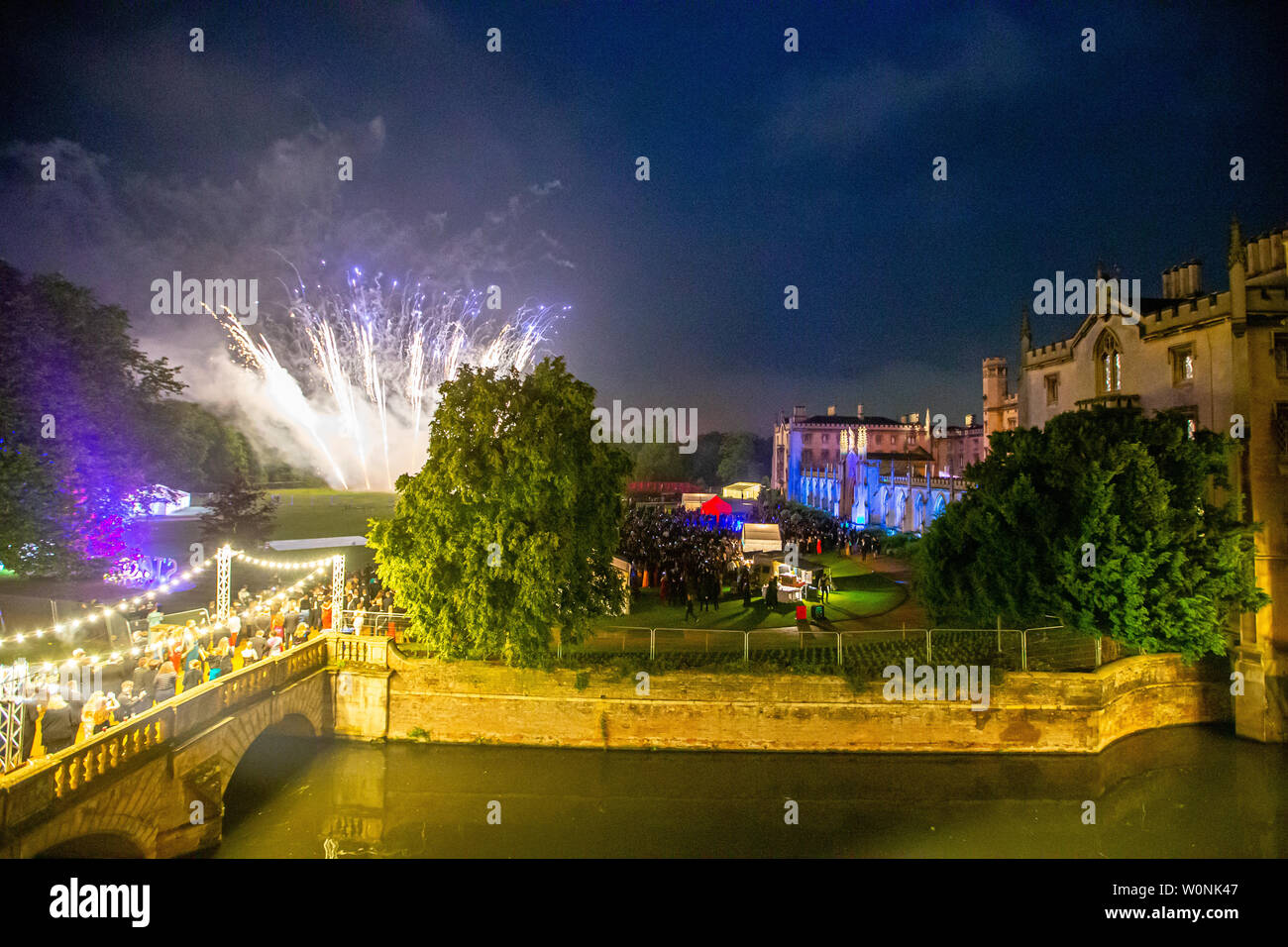 Bild vom Juni 18/19 Th zeigt die Feuerwerke an St Johns' Ball in Cambridge. Bilder bieten einen seltenen Blick hinter die Kulissen der aufwendigen St Johns" Ball, jetzt der Höhepunkt der sozialen Kalender an der Universität Cambridge und von Pixie Lott Headliner in diesem Jahr. Studenten trotzten dem Regen in schwarzer Krawatte und elegante Ballkleider für die Veranstaltung, "Siebter besten Party der Welt" wurde vom Time Magazine zu Schritt. Jedes Jahr gibt es eine Jagt, Tickets für das spektakuläre Ende des Jahres Party, die Kosten £ 365 für ein Paar. Das Thema der Veranstaltung ist immer ein streng gehütetes Geheimnis, bis die Stockfoto