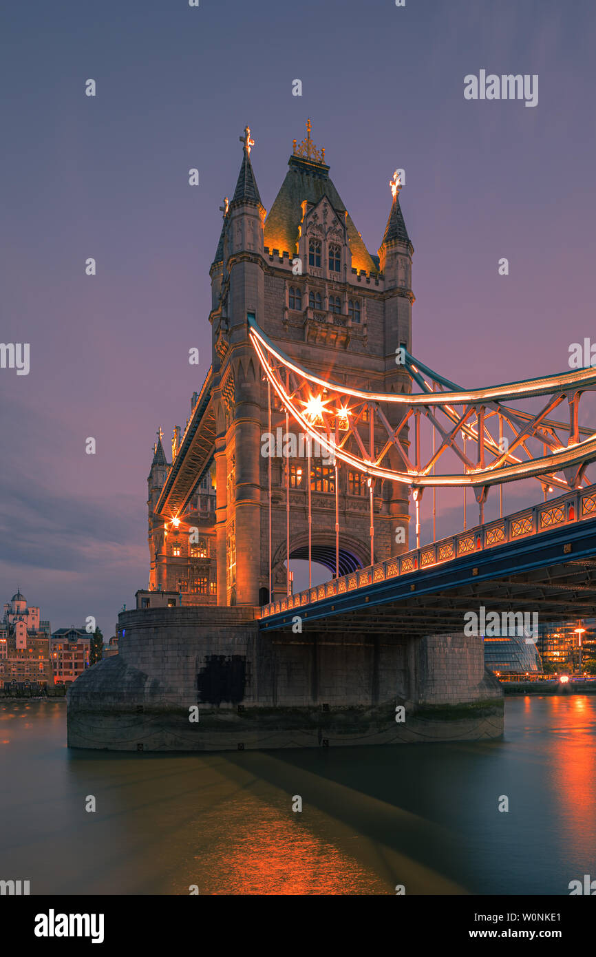 Die berühmte London Tower Bridge über die Themse bei Sonnenuntergang. Stockfoto