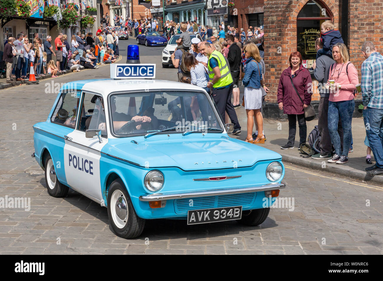 Clssic Hillman Imp Polizei Auto in der Lymm historischen Transport Umzug durch die Straßen des Dorfes Stockfoto