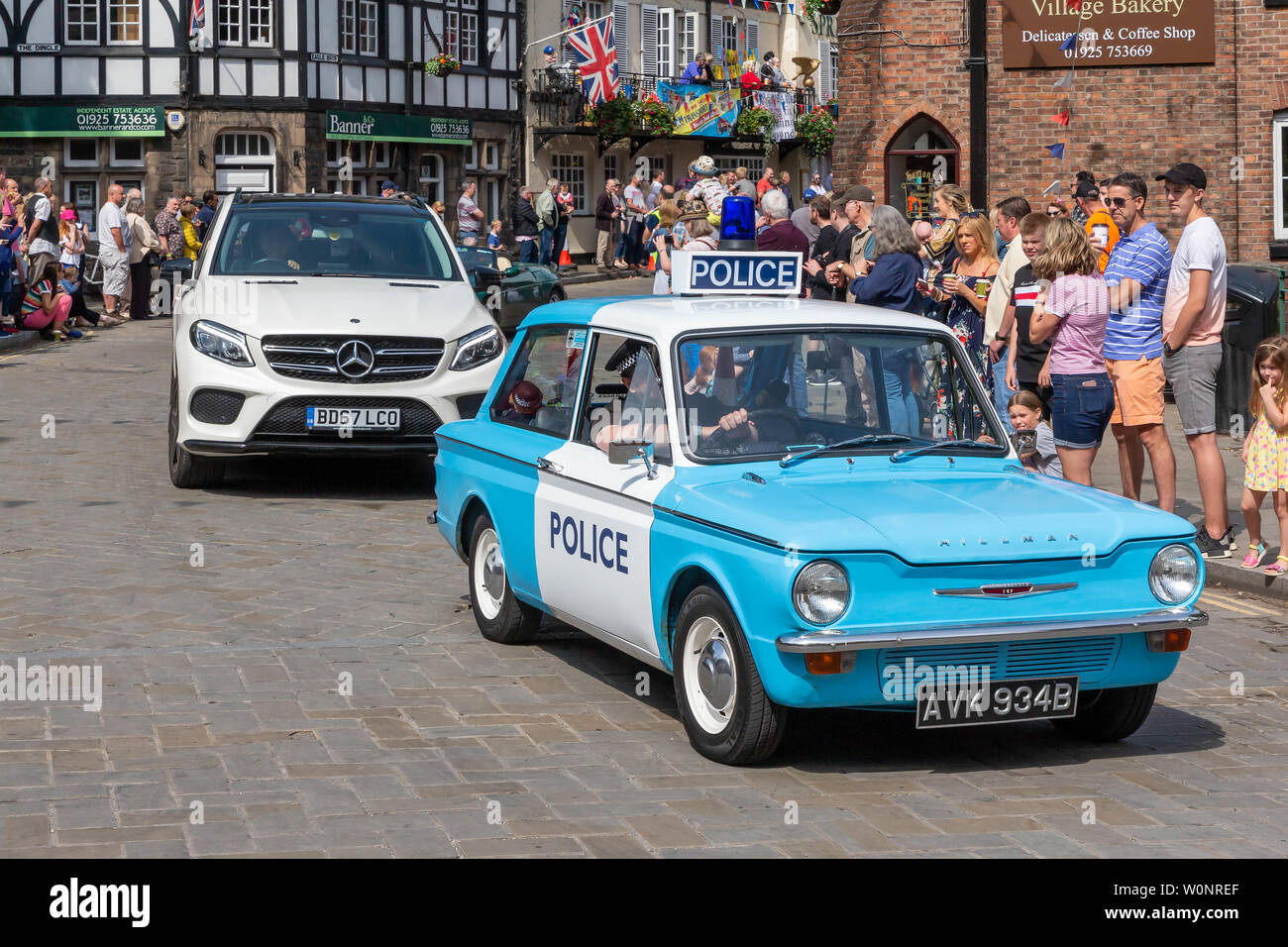 Clssic Hillman Imp Polizei Auto in der Lymm historischen Transport Umzug durch die Straßen des Dorfes Stockfoto