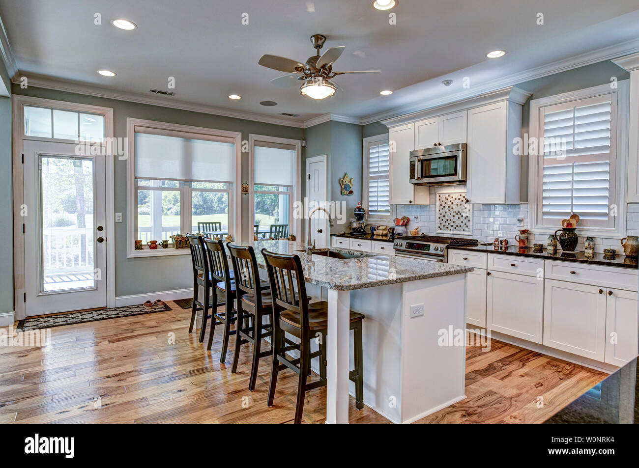 Schöne Küche Renovieren mit Arbeitsplatten aus Granit, Edelstahl, Appliances und Massivholzböden. Stockfoto