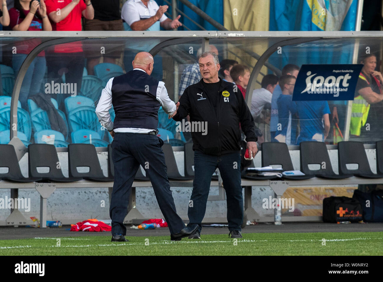 Ballymena United FC Trainer David Jeffrey gratuliert durch NSI Runavik Trainer Gudjon Thordarson Nach der Europa League Vorrunde Spiel in Ballymena Showgrounds, Nordirland. Stockfoto