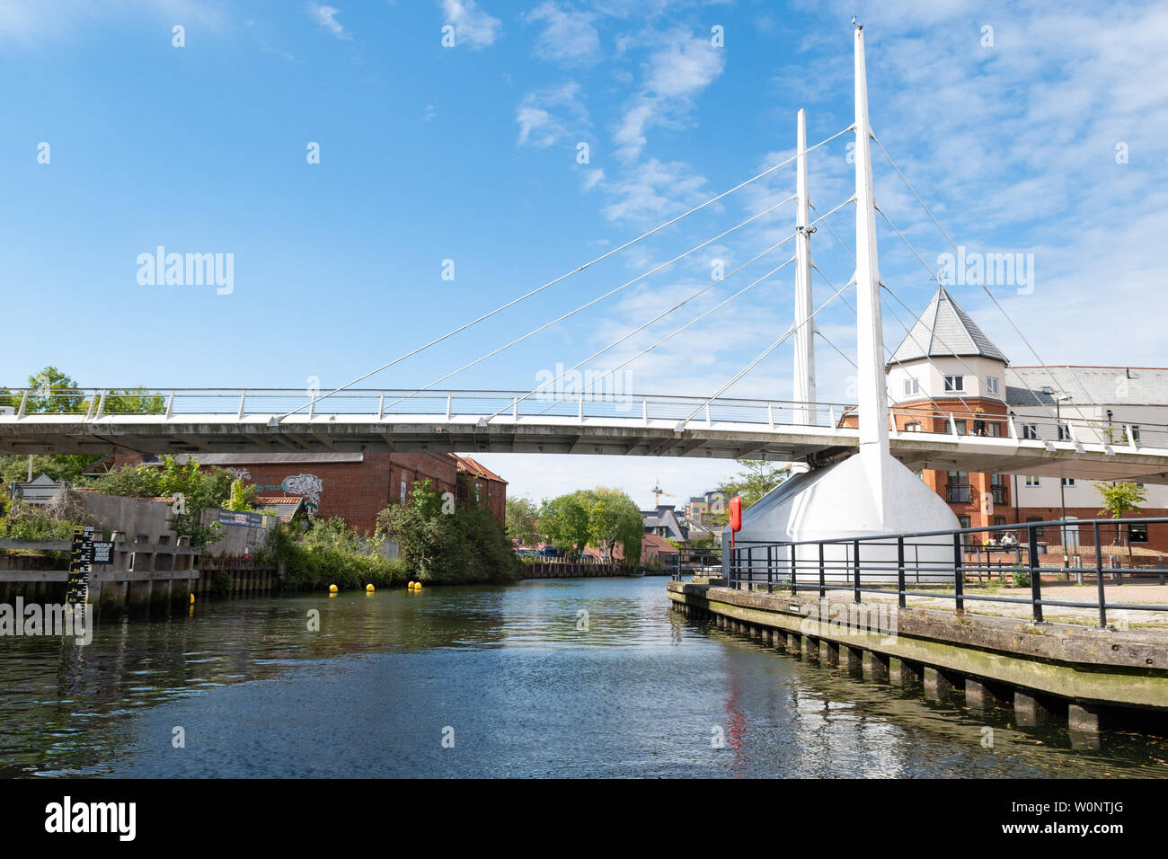 Millennium Bridge, die auch als Novi Sad Friendship Bridge verbindet Wherry Straße mit King Street über den Fluss Wensum, Norwich, England, Großbritannien Stockfoto