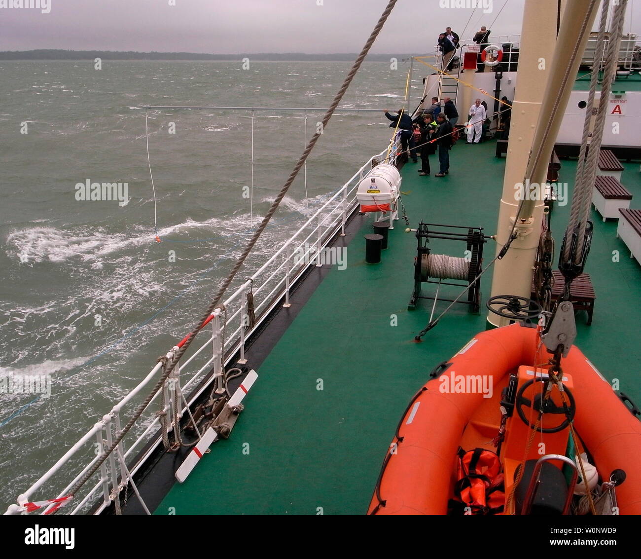 AJAXNETPHOTO. 14. SEPTEMBER 2010. - SOLENT, ENGLAND - ANTI-PIRATERIE DEMO-PROPELLOR ÜBERSPANNUNGSABLEITER - Walzen von Polypropylen SEIL GESTREAMT VON DER SEITE DER HANDELSSCHIFFE AUF EINEN BESONDEREN BOOM MANIPULIERTEN AUSSENBORDMOTOR. Foto: Jonathan Eastland/AJAX REF: GRX1409 12382 Stockfoto